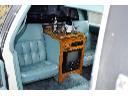 Elegancki drewniany barek wygodne fotele - Limuzyna Cadillac