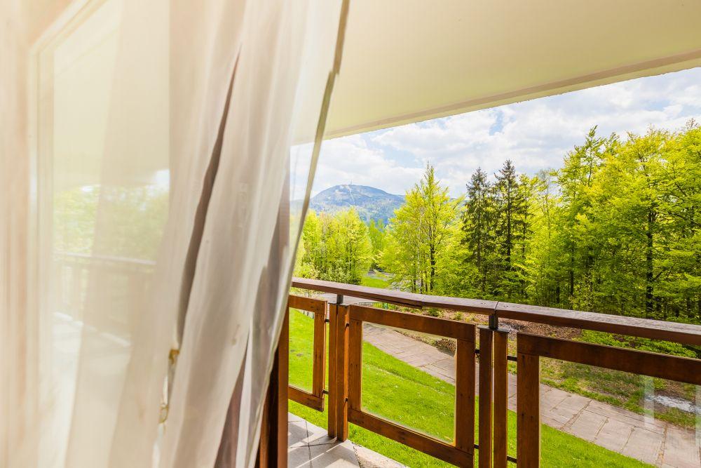 widok z pokoju na panoramę Beskidu Śląskiego - Orle Gniazdo