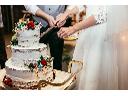 Państwo Młodzi kroją ślubny tort na weselu