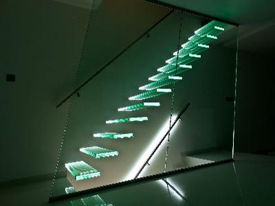 schody całoszklane z podświetleniem - kliknij, aby powiększyć