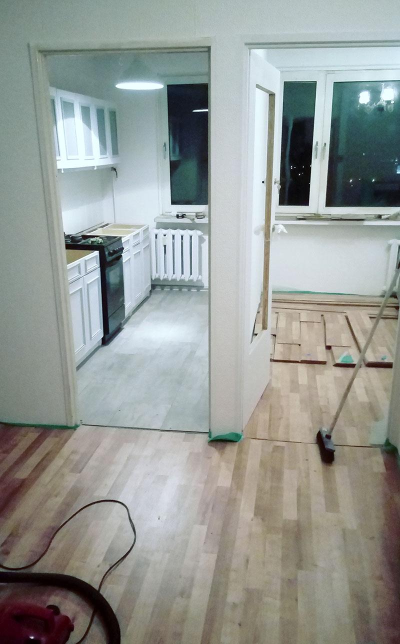 Panele podłogowe i wyrównane ściany w bloku z lat 70.