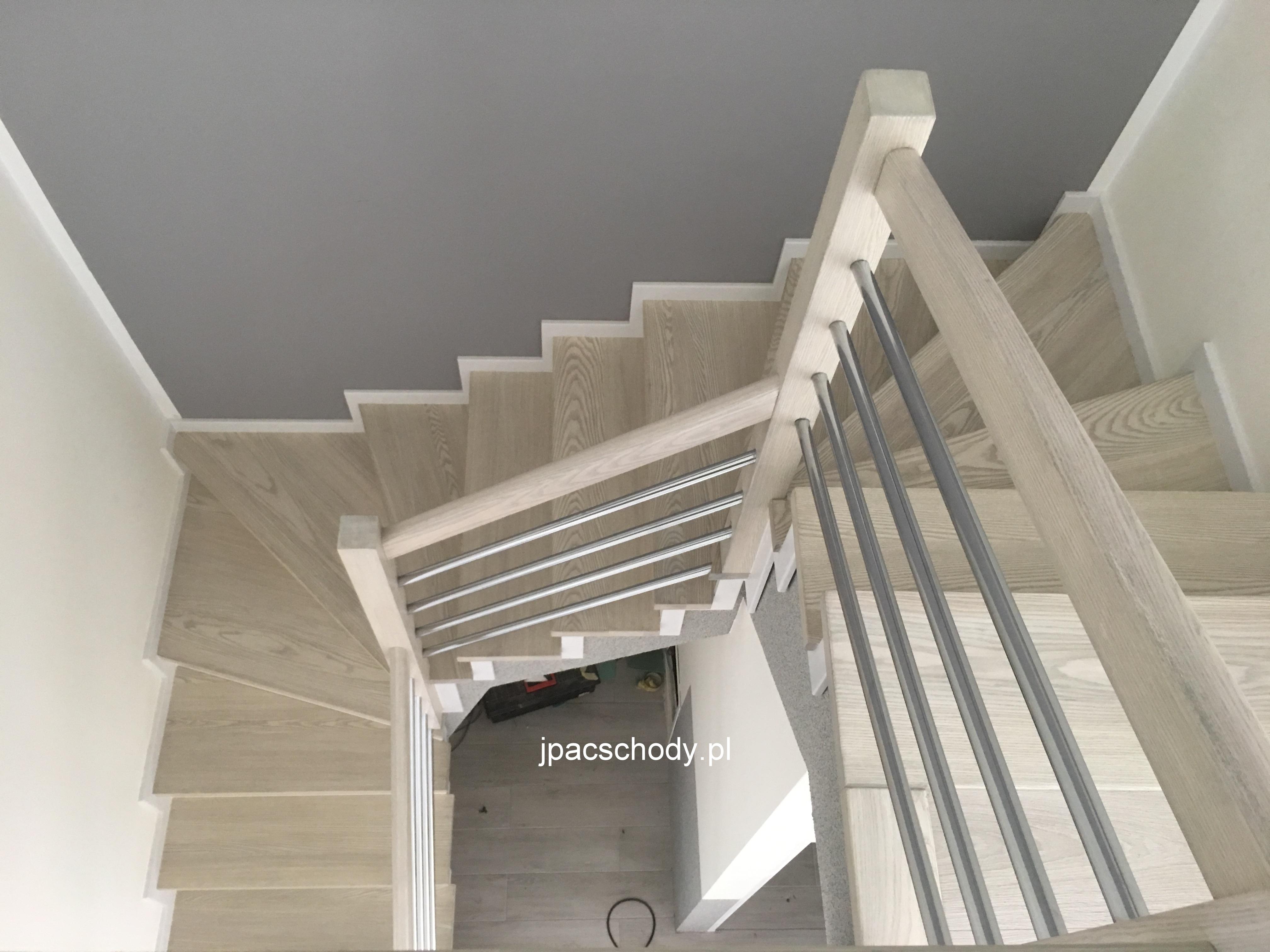 SCHODY DREWNIANE I BALUSTRADY