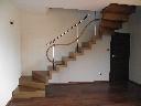 schody dywanowe, wykonane z drewna jesionowego- barwionego.