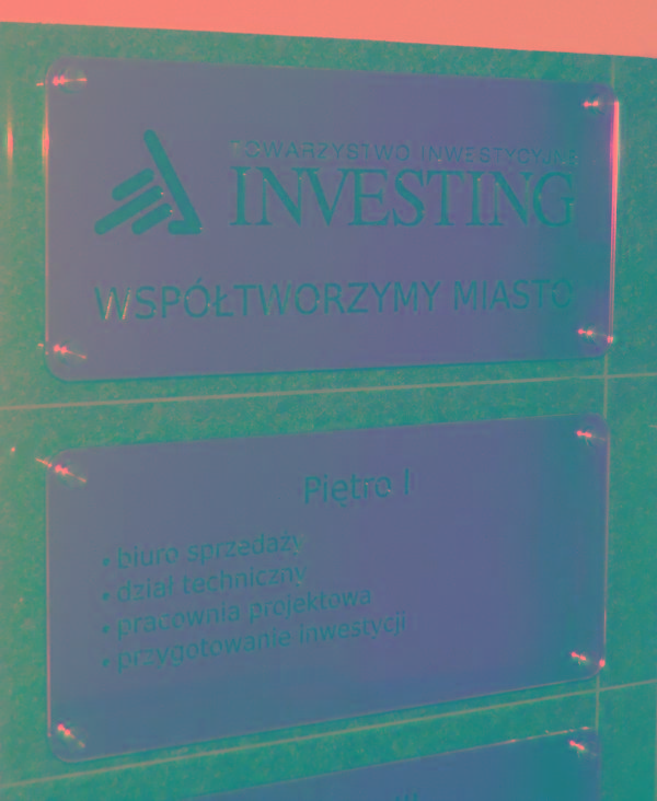 tablica z logo investing