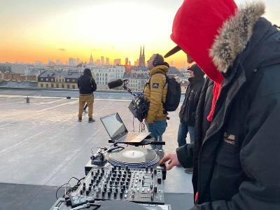 DJing na dachu Galerii Wileńska - film dokumentalny dla TVP - kliknij, aby powiększyć