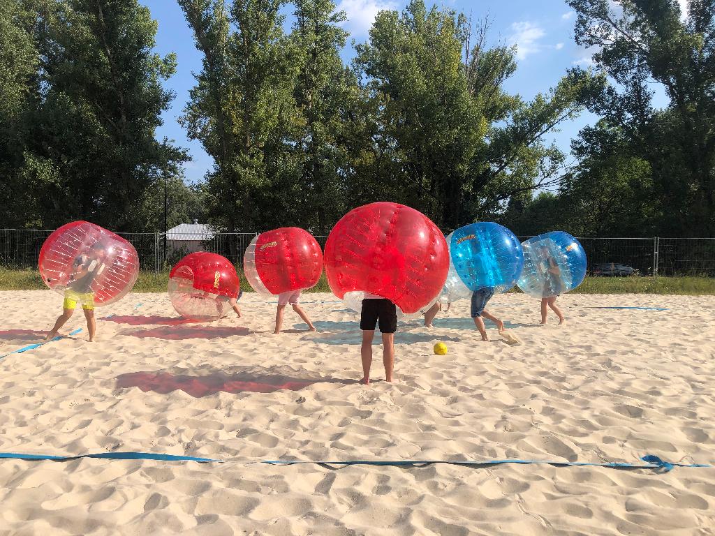 W Bubble Football można również grać na plaży