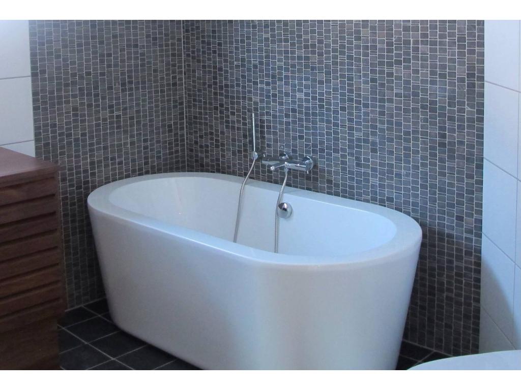 Mozaika w łazience z wolnostojącą wanną.