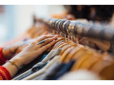 4 skuteczne wskazówki, jak kupować używaną odzież