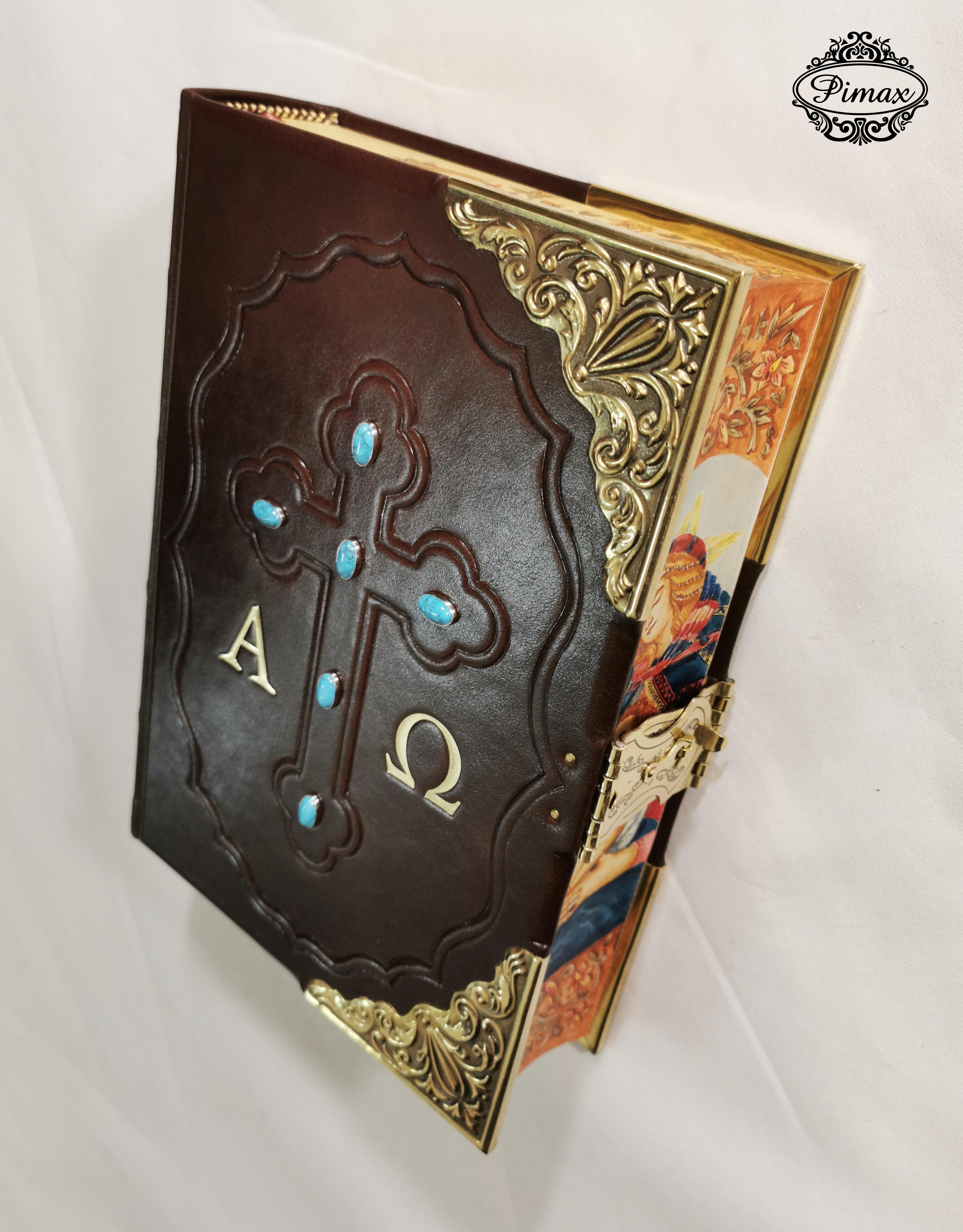 Biblia w oprawie skórzanej z okuciami, z klamrą i malowidłem