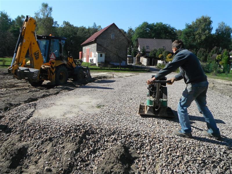 Zagęszczanie podbudowy z tłucznia na drodze