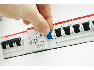 Poznaj rodzaje bezpieczników stosowane w domowych instalacjach elektrycznych