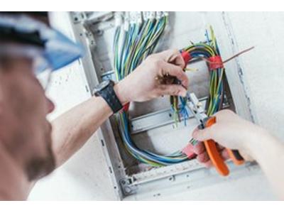 Kiedy należy przeprowadzić remont instalacji elektrycznej?
