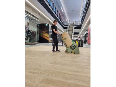 Cyklinowanie parkietu w Focus Mall w Zielonej Górze - kliknij, aby powiększyć