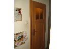 nowe drzwi łazienkowe z zabudowaną starą futryną