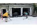 Hokej na lodowisku syntetycznym przed domem