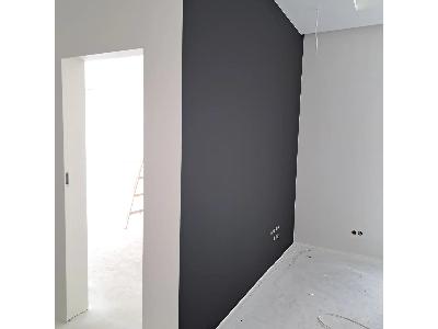 Poradnik dla początkujących: malowanie i tapetowanie ścian