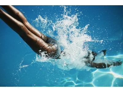 Jakie preparaty są niezbędne do prawidłowej pielęgnacji wody w basenie?