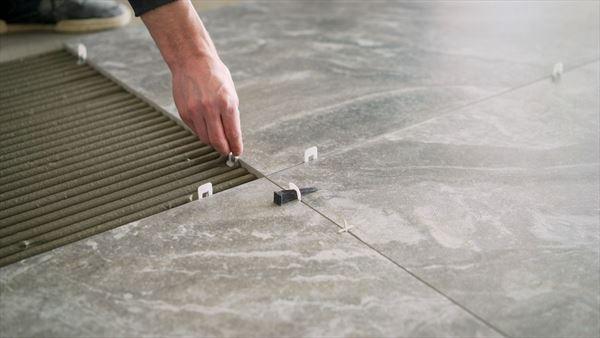 układanie płytek podłogowych