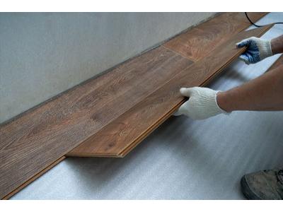 układanie paneli podłogowych - kliknij, aby powiększyć