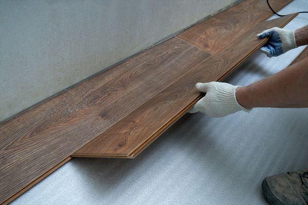 układanie paneli podłogowych