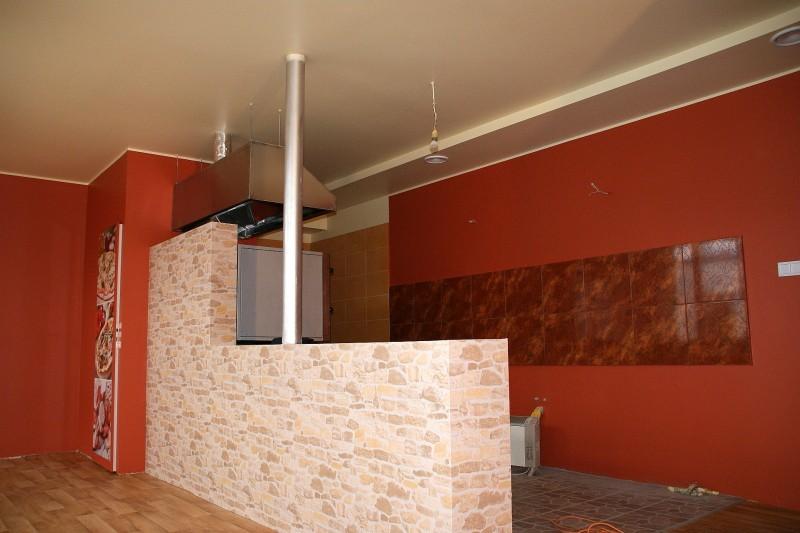 Układanie glazury ,montaż ścianek działowych