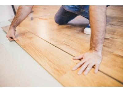 układanie paneli podłogowych - kliknij, aby powiększyć