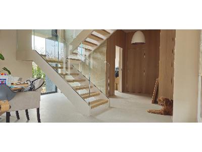 Schody konstrukcyjne policzkowe z barierką szklaną - kliknij, aby powiększyć