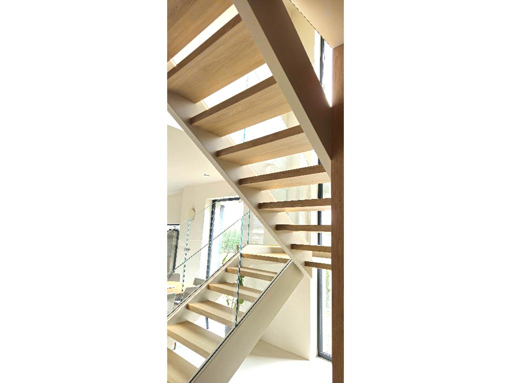 Schody konstrukcyjne policzkowe z barierką szklaną białe