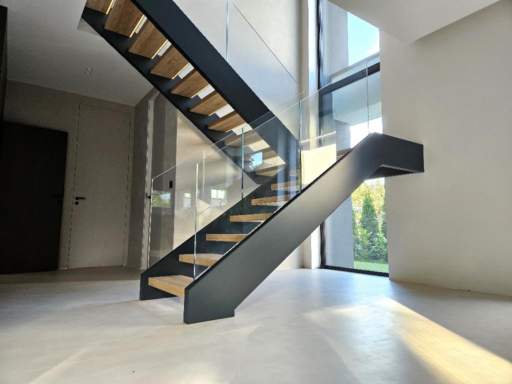 Schody konstrukcyjne policzkowe z barierką szklaną czarne