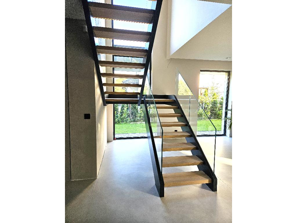 Schody konstrukcyjne policzkowe z barierką szklaną czarne