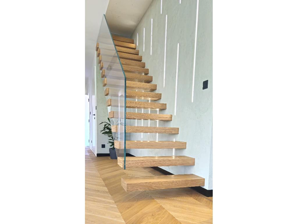 Schody konstrukcyjne półkowe z barierką szklaną natur