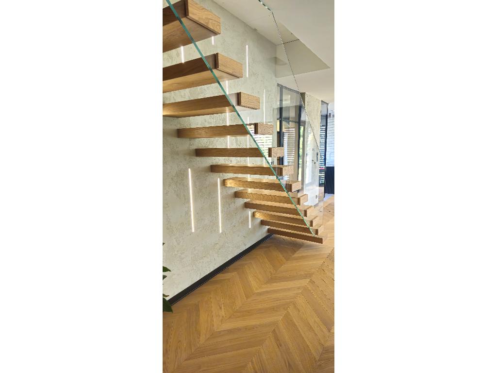 Schody konstrukcyjne półkowe z barierką szklaną natur