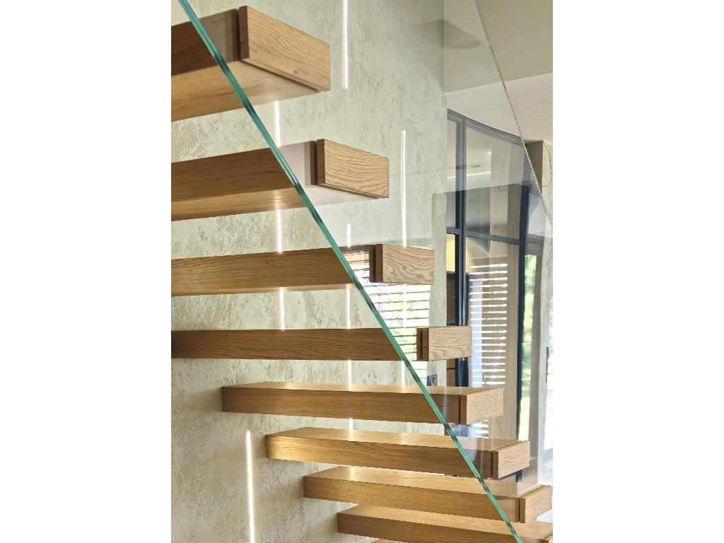 Schody konstrukcyjne półkowe z barierką szklaną natur