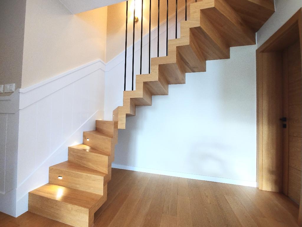 Schody konstrukcyjne dywanowe natur barierka metalowa