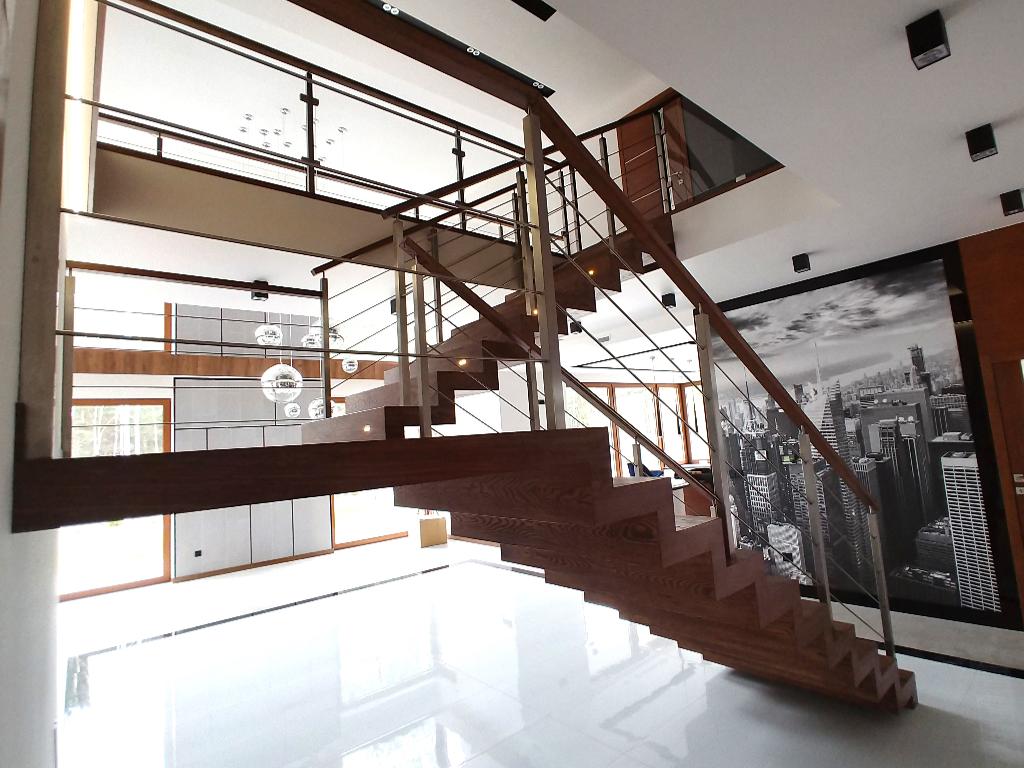 Schody konstrukcyjne dywanowe barierka drewniano metalowa