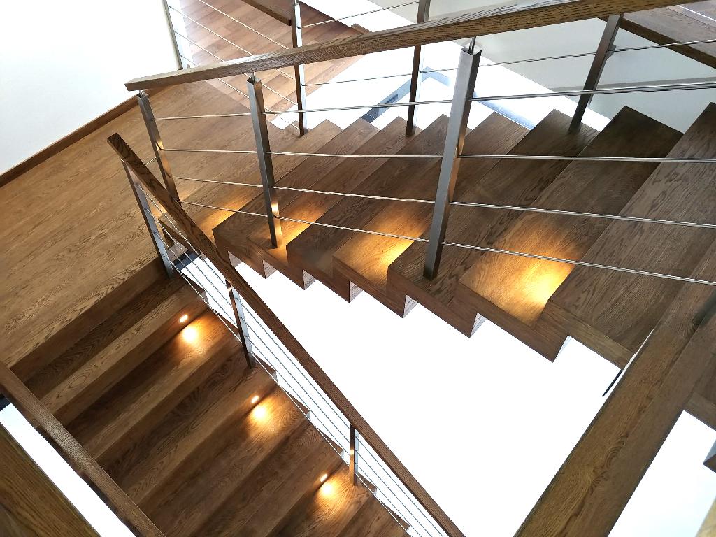 Schody konstrukcyjne dywanowe barierka drewniano metalowa