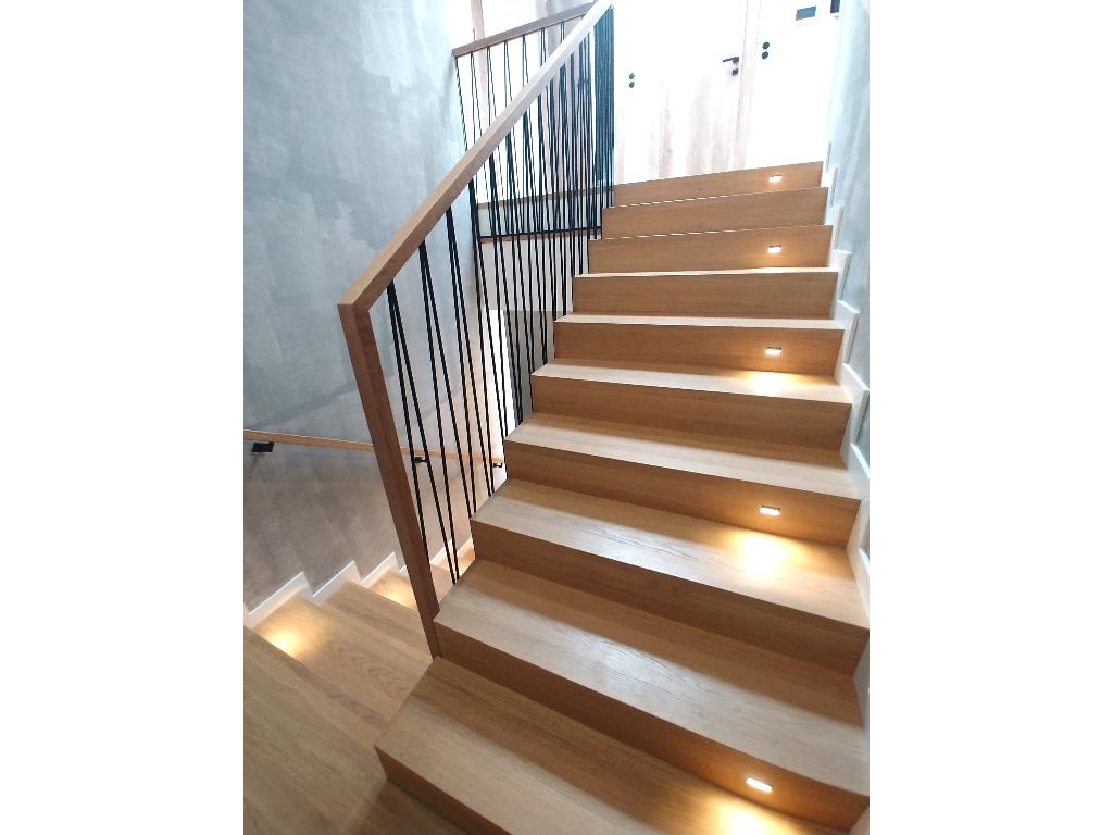 Schody na beton dywanowe z barierką metalowo drewnianą