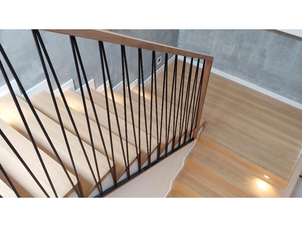 Schody na beton dywanowe z barierką metalowo drewnianą