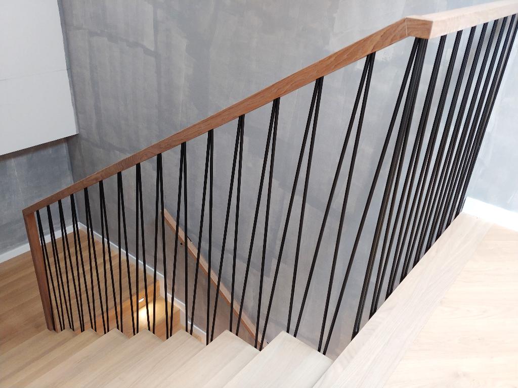 Schody na beton dywanowe z barierką metalowo drewnianą