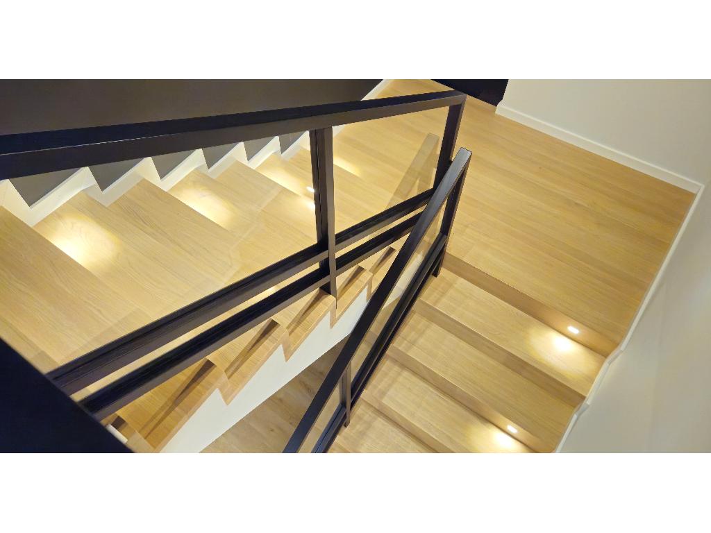 Schody na beton dywanowe z barierką szklano metalową 