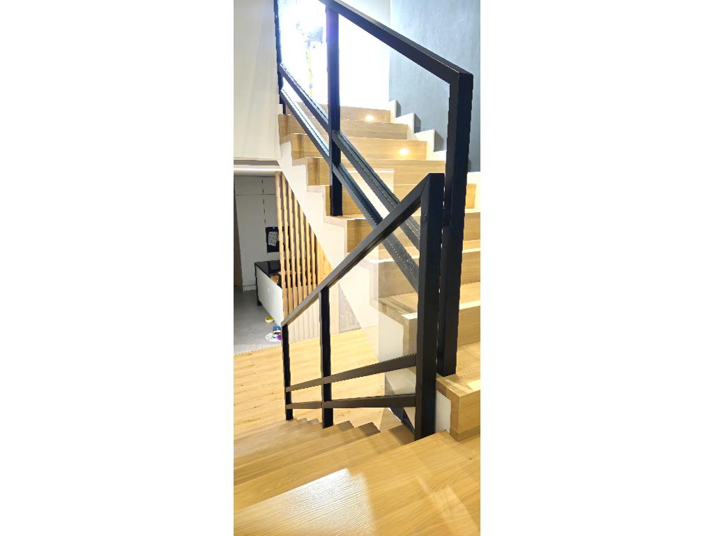 Schody na beton dywanowe z barierką szklano metalową 