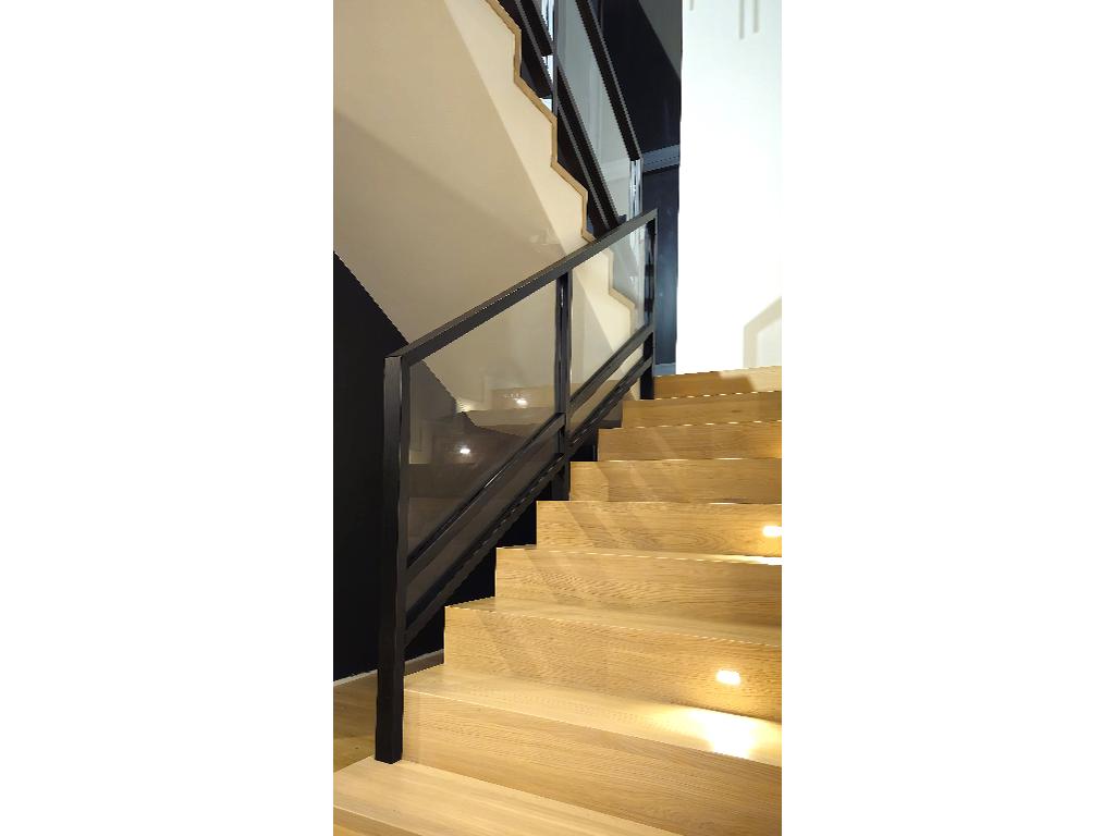 Schody na beton dywanowe z barierką szklano metalową 