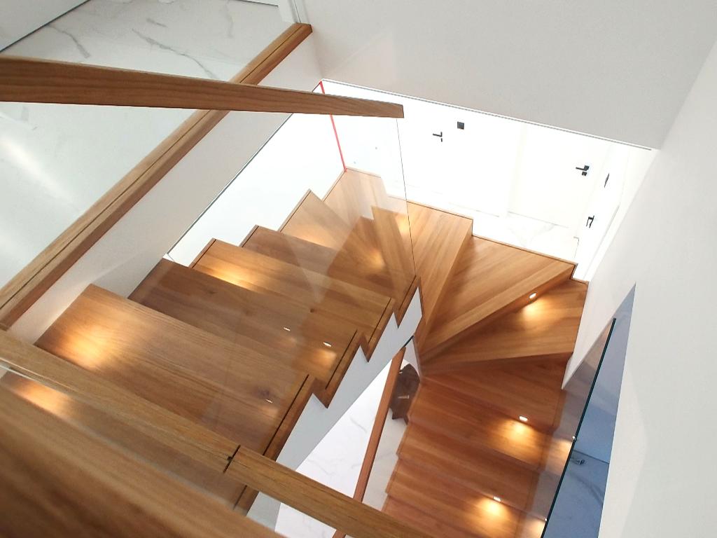 Schody na beton dywanowe z barierką szklano drewnianą