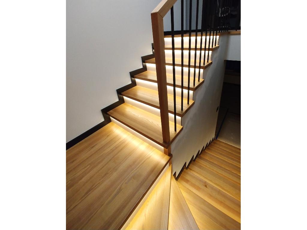 Schody klasyczne na beton z barierką metalowo-drewnianą