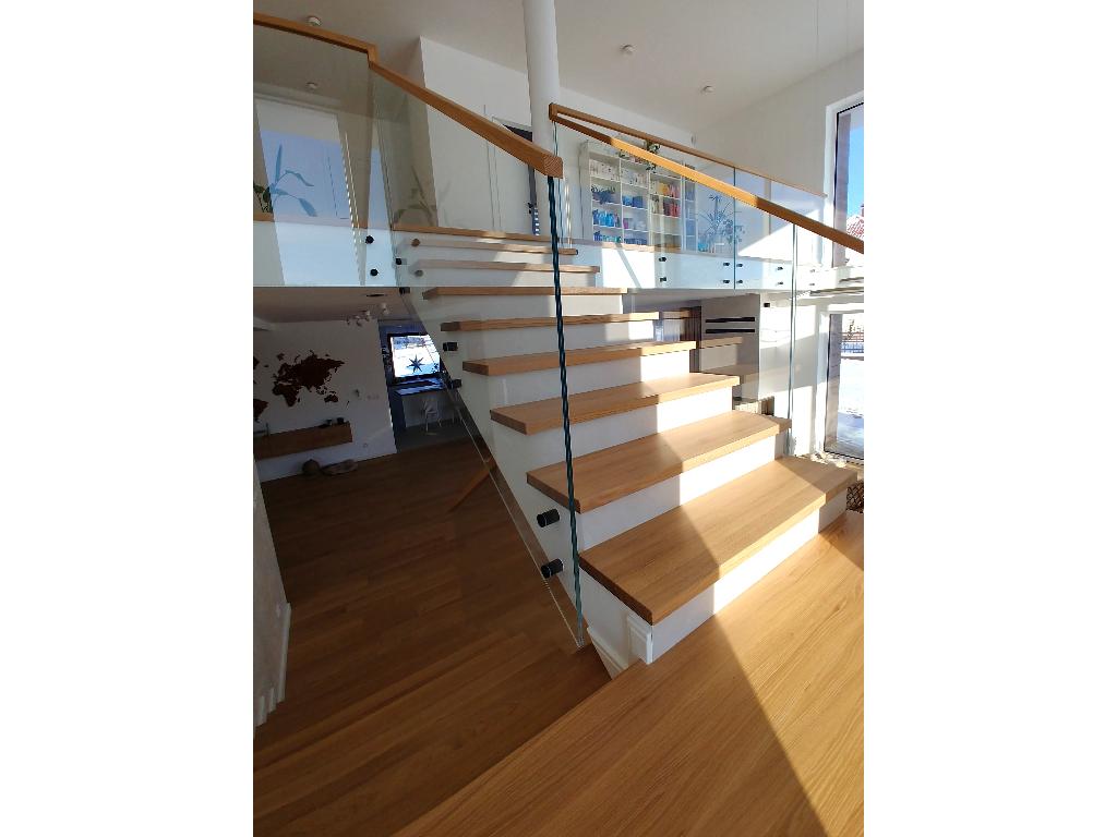 Schody klasyczne na beton barierka szklana drewno