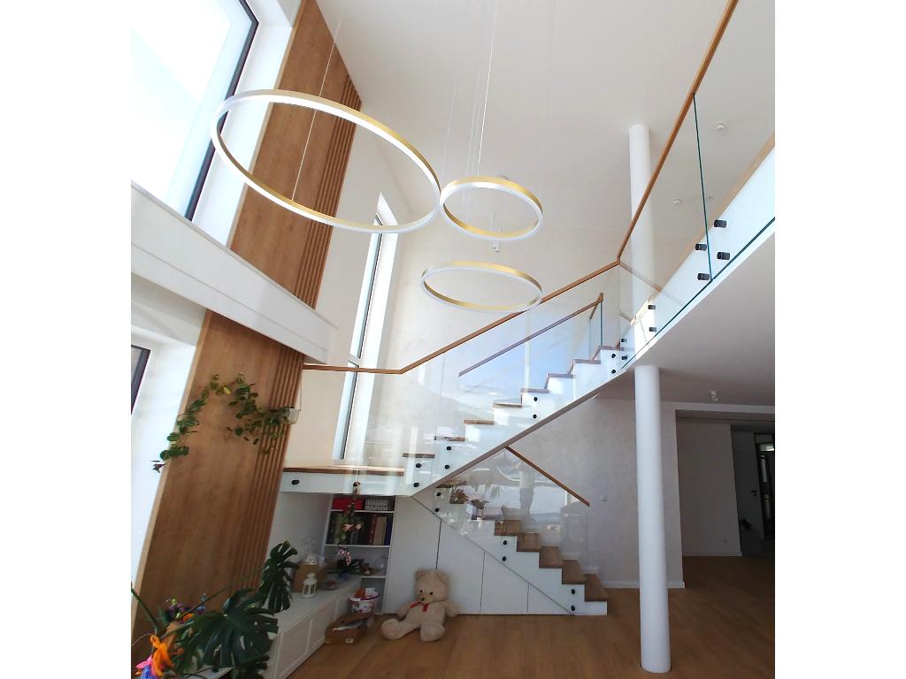 Schody klasyczne na beton barierka szklana drewno