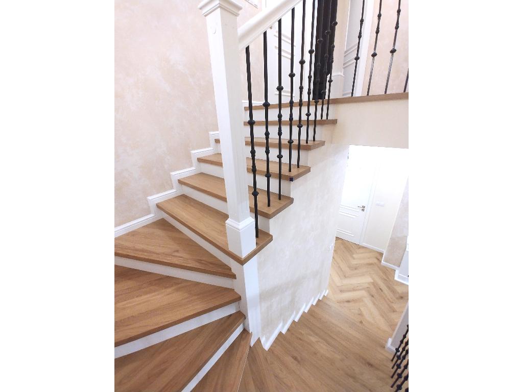 Schody klasyczne na beton barierka w stylu angielskim