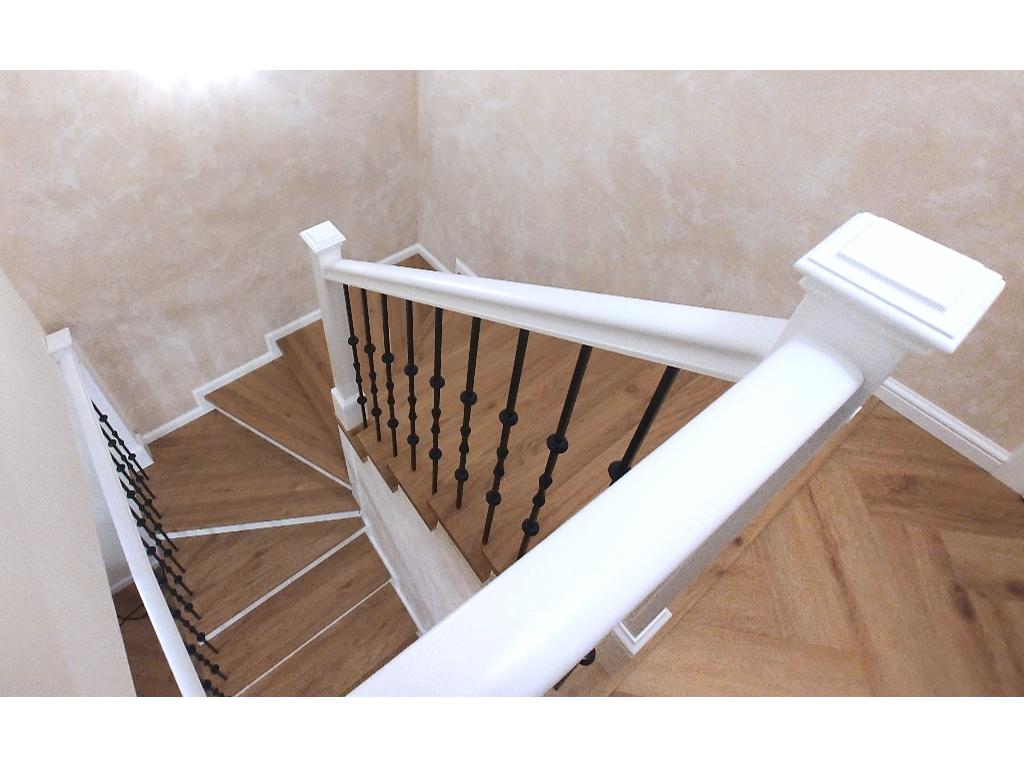 Schody klasyczne na beton barierka w stylu angielskim