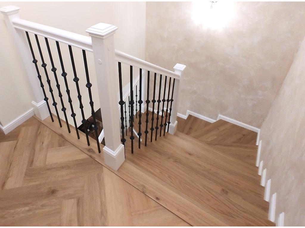 Schody klasyczne na beton barierka w stylu angielskim