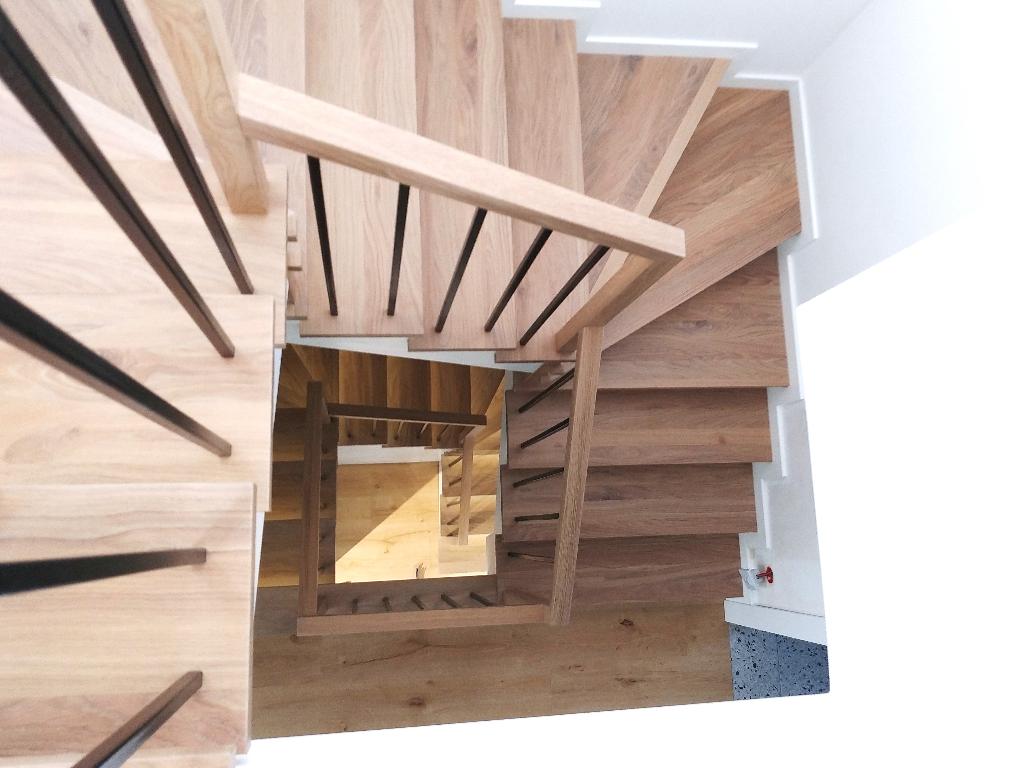 Schody klasyczne na beton barierka w drewno metal